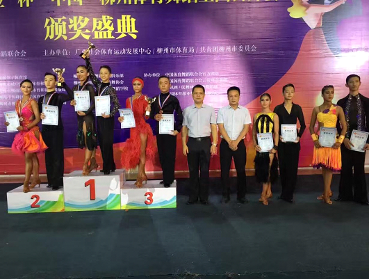 领导为获奖选手颁奖,以上学生均来自本院中专