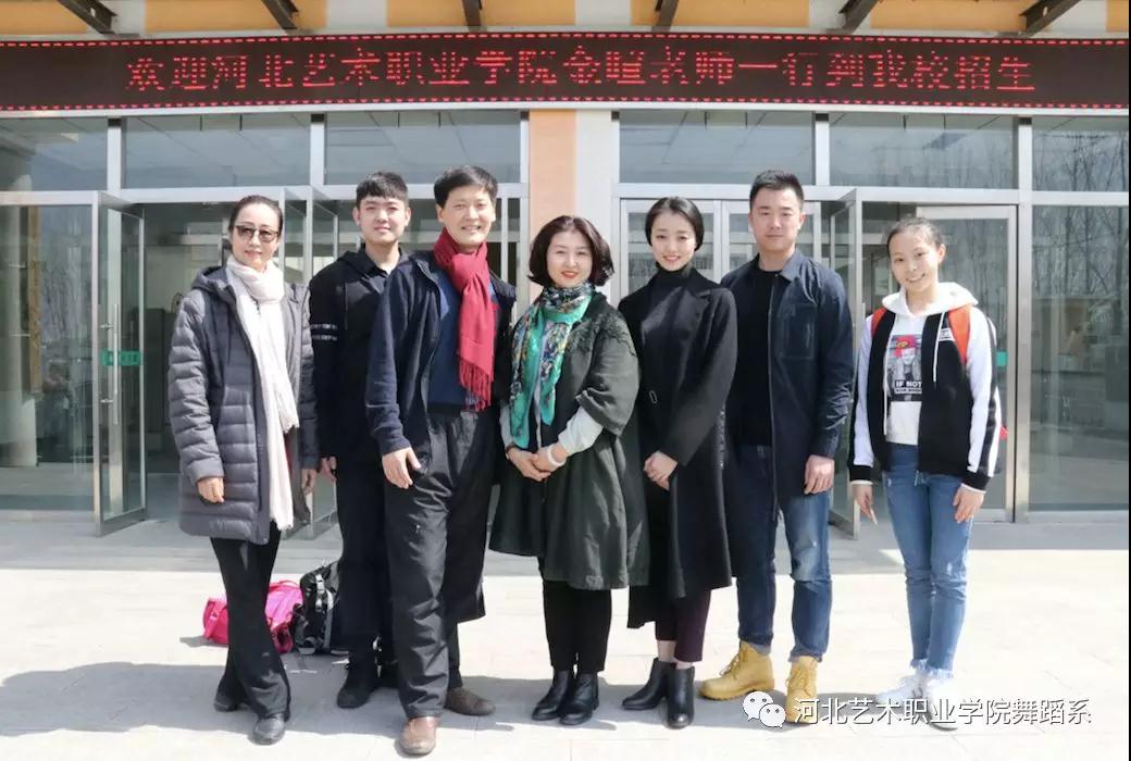端村学校中专招生活动合影留念