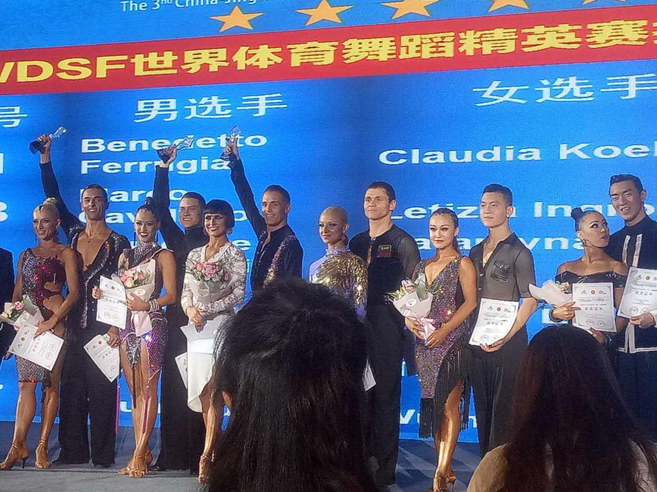我院教师赵乃千、杨玉婷在WDSF世界体育舞蹈精英赛的比赛中是进入决赛圈的唯一一对中国选手.WDSF世界体育舞蹈精英赛颁奖照片(右三:赵乃千右四:杨玉婷)