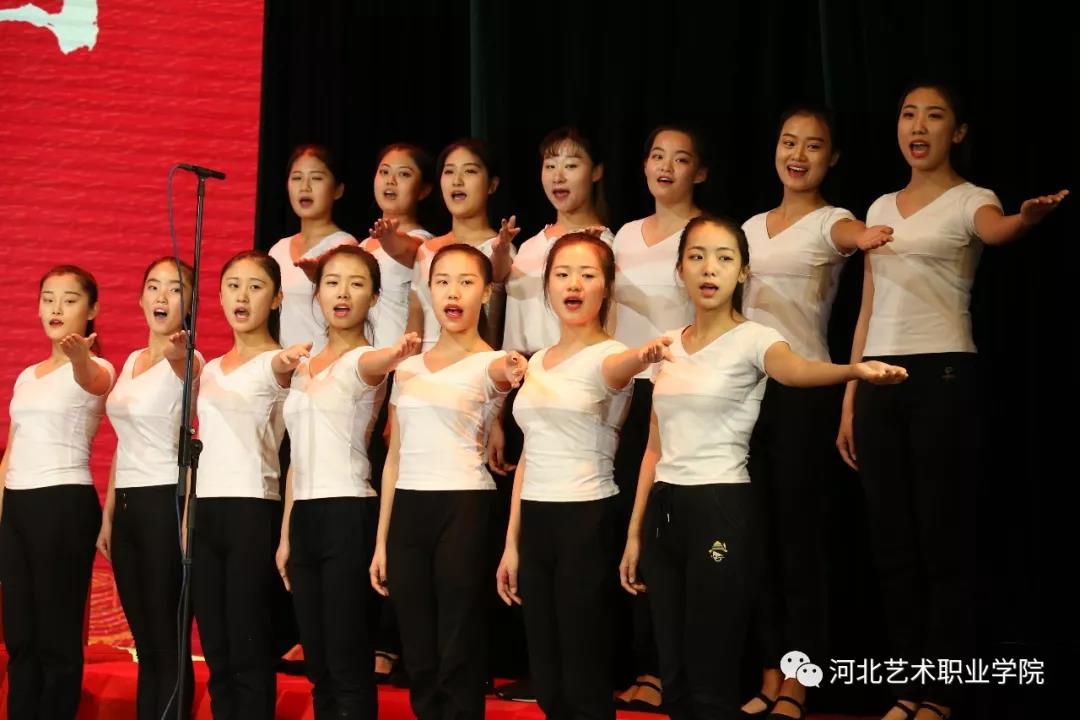 舞蹈系参赛曲目《团结就是力量》《龙的传人》