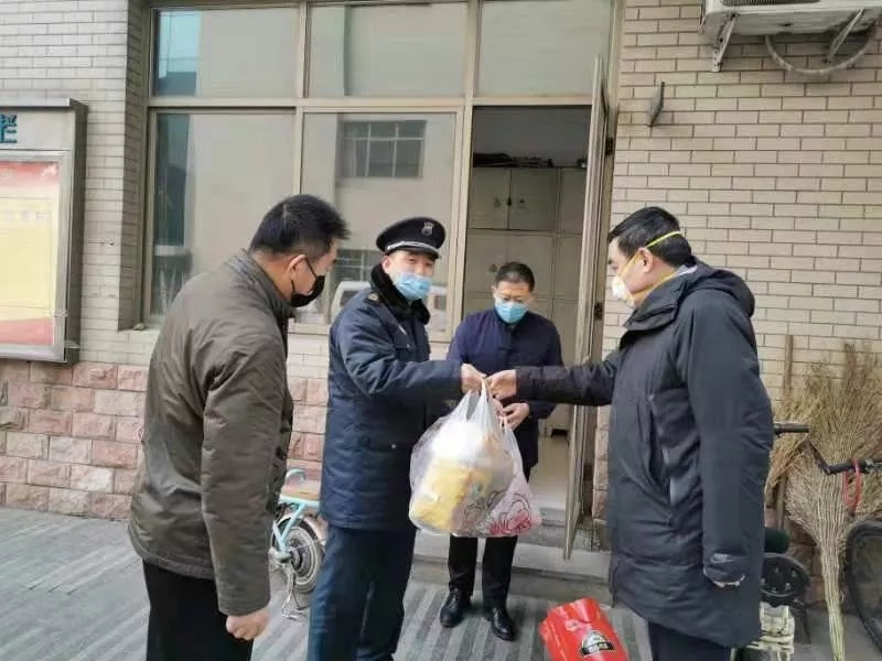 学院领导春节期间走访慰问抗击疫情值守工作人员