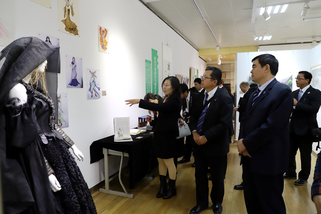 参观河艺时空展览