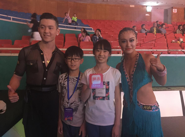 我院教师赵乃千、杨玉婷接受网易采访与小粉丝合影