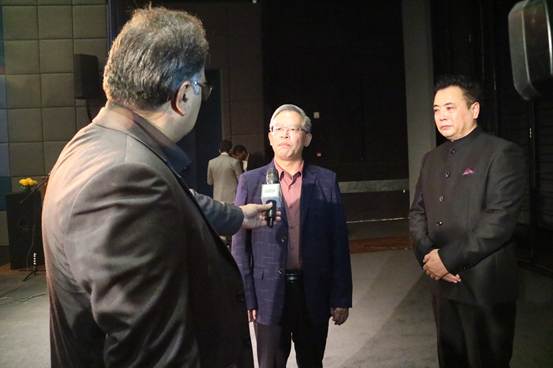 张参赞接受采访