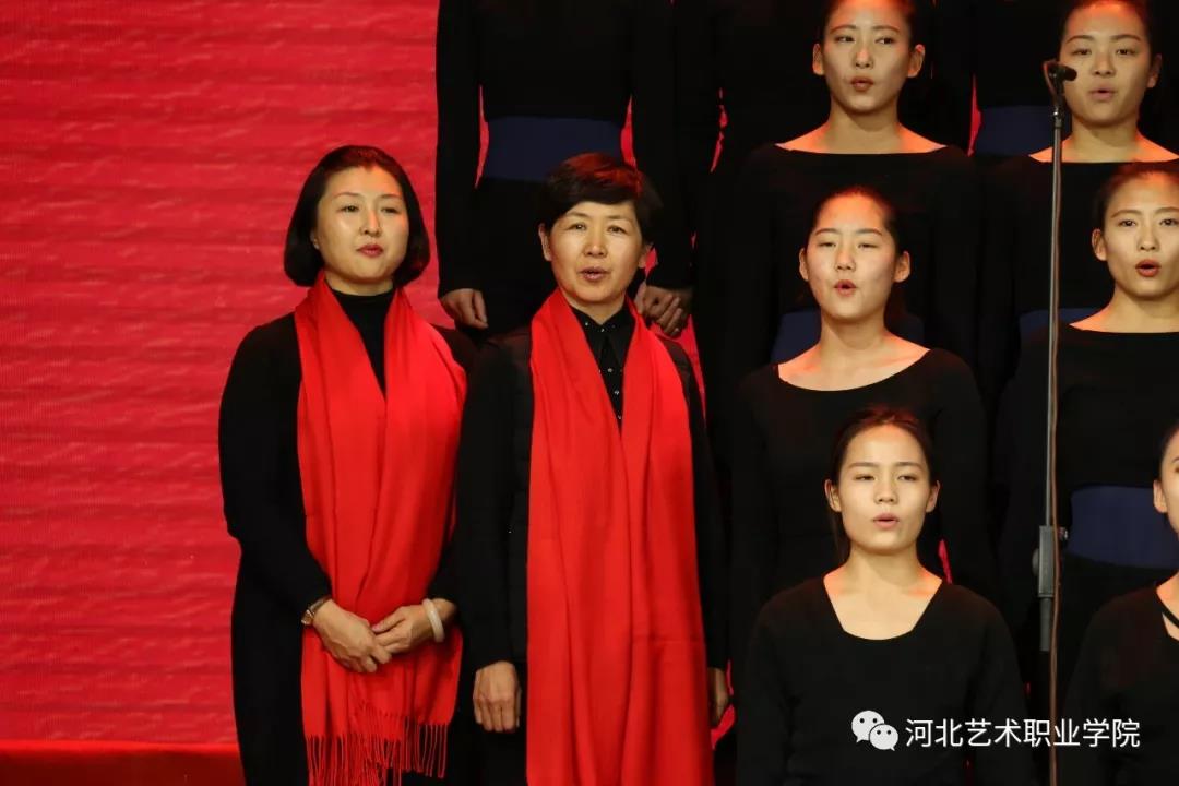 纪委书记张学红参加合唱